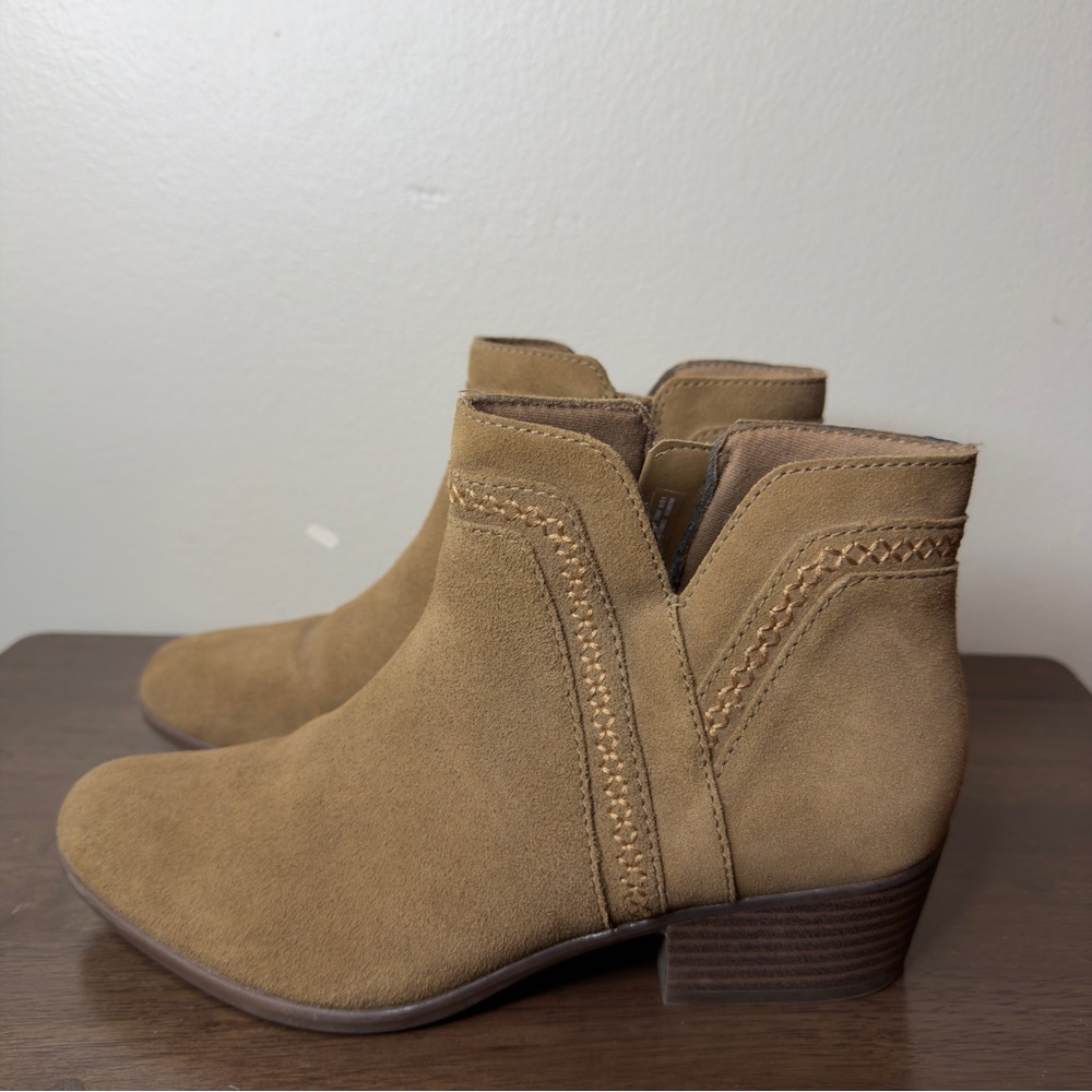 Clarks Adreena Ease Brown Suede Ankle Boots Sz 7 Womens